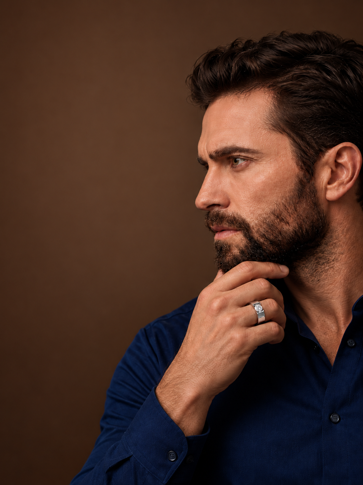 Man wearing a ROXARI ring
